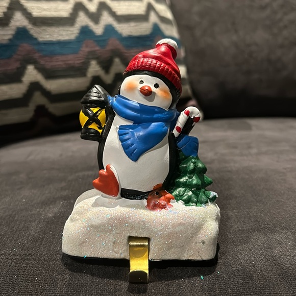 NWT Stocking Holder Penguin In Festive Ceramic For Christmas 4 1/2 X 3 1/2 - Picture 1 of 7
